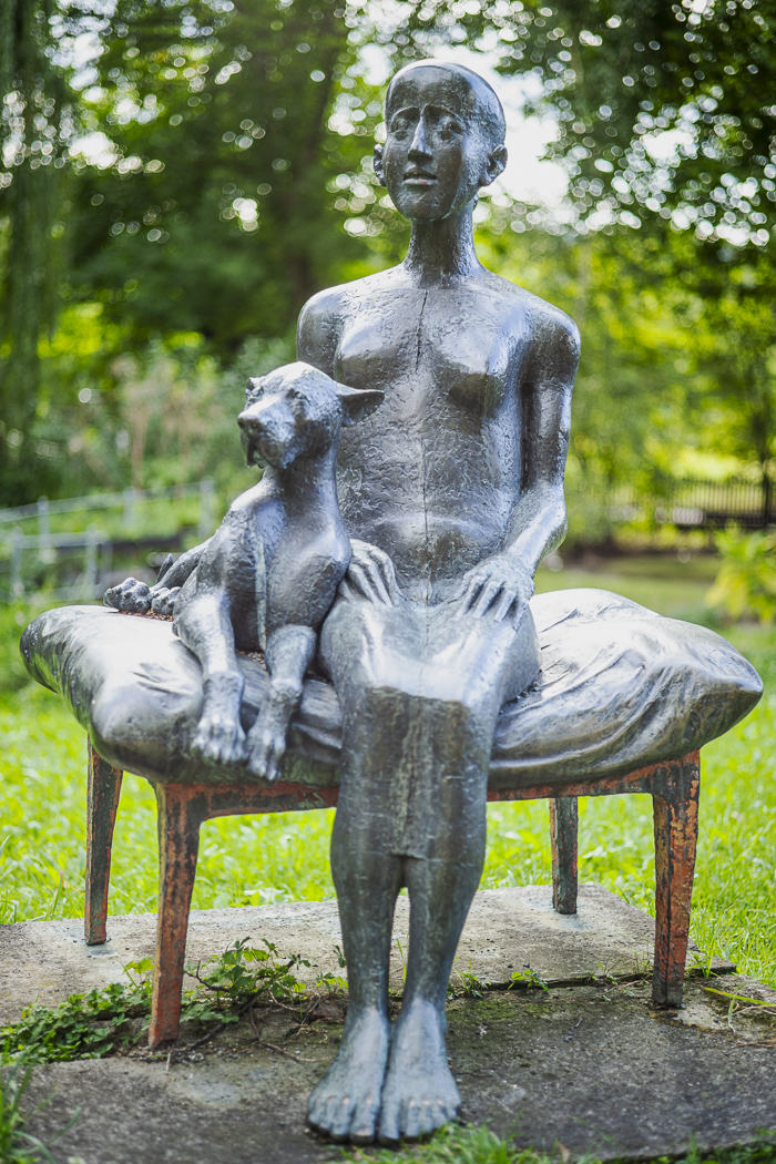 Bronzefigur im Botanischen Garten