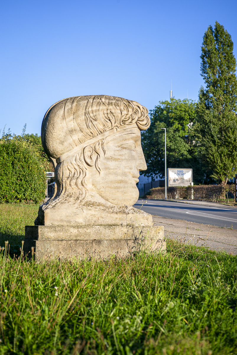 Doppelrelief mit antikem und zeitgenössischem Mädchenkopf von Peter Makolies in Gera, Seitenansicht