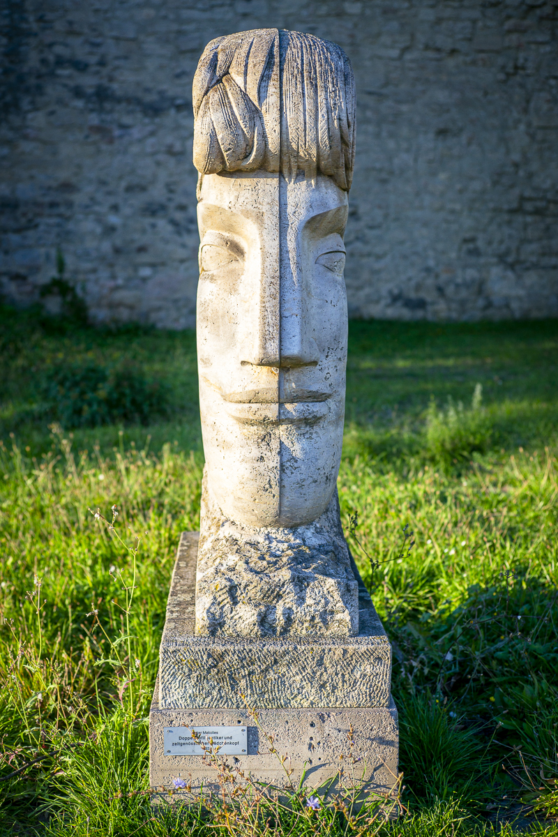 Doppelrelief mit antikem und zeitgenössischem Mädchenkopf von Peter Makolies in Gera, Seitenansicht
