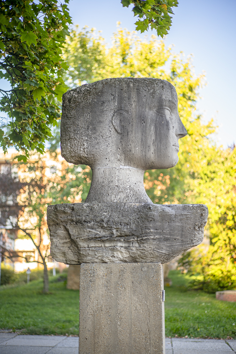 Steinskulptur Weiblicher Kopf von Wolfgang Friedrich in Gera