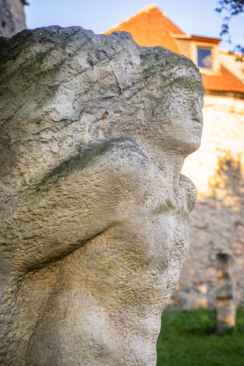 Steinskulptur Schreitender von Christian Wetzel in Gera, Seitenansicht