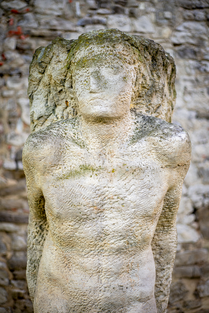 Steinskulptur Schreitender von Christian Wetzel in Gera, Vorderansicht