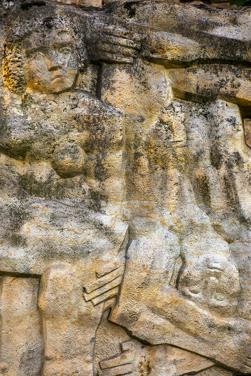 Aufsteigende weibliche und stürzende männliche Figur von Wolfgang Roßdeutscher in Gera