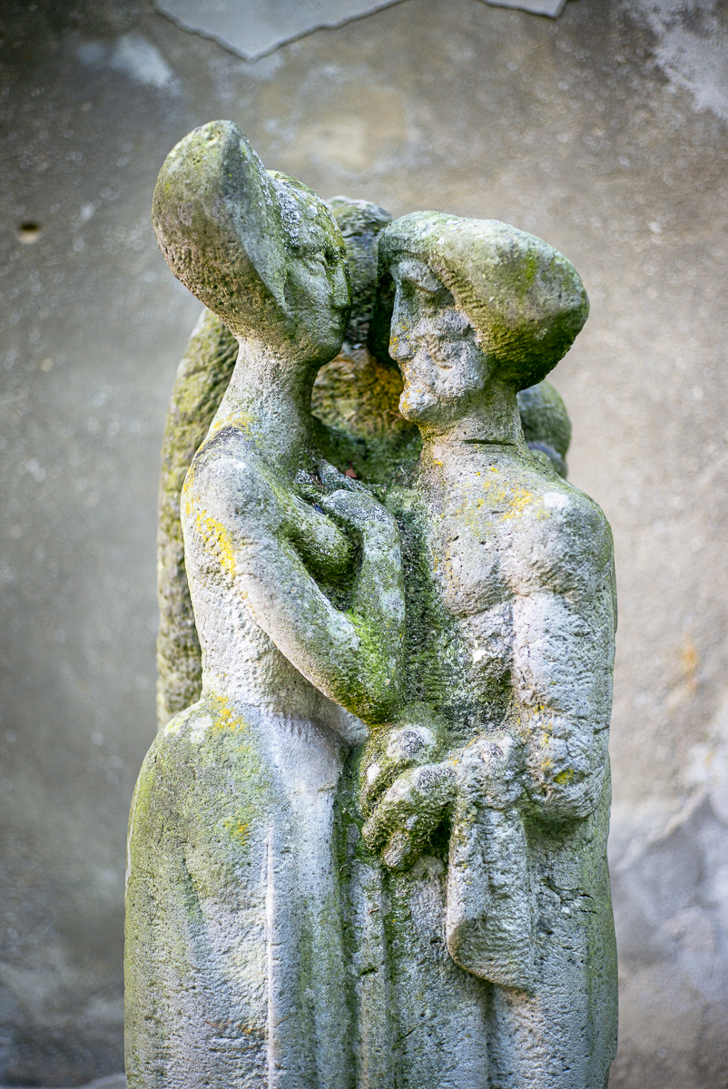 Steinskulptur Bauer und Dame von Michael Göttsche in Gera